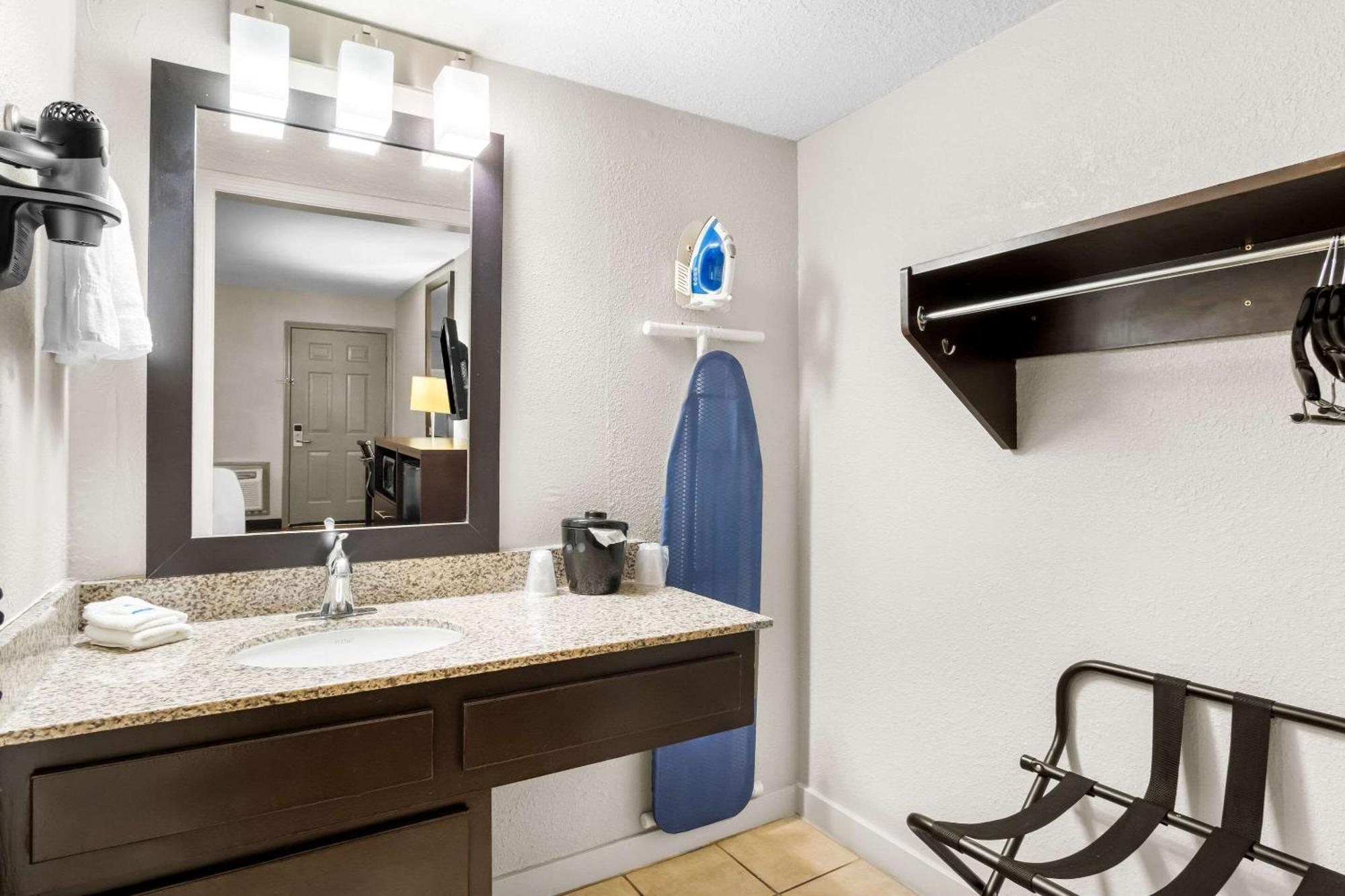 Rodeway Inn Waco Bagian luar foto