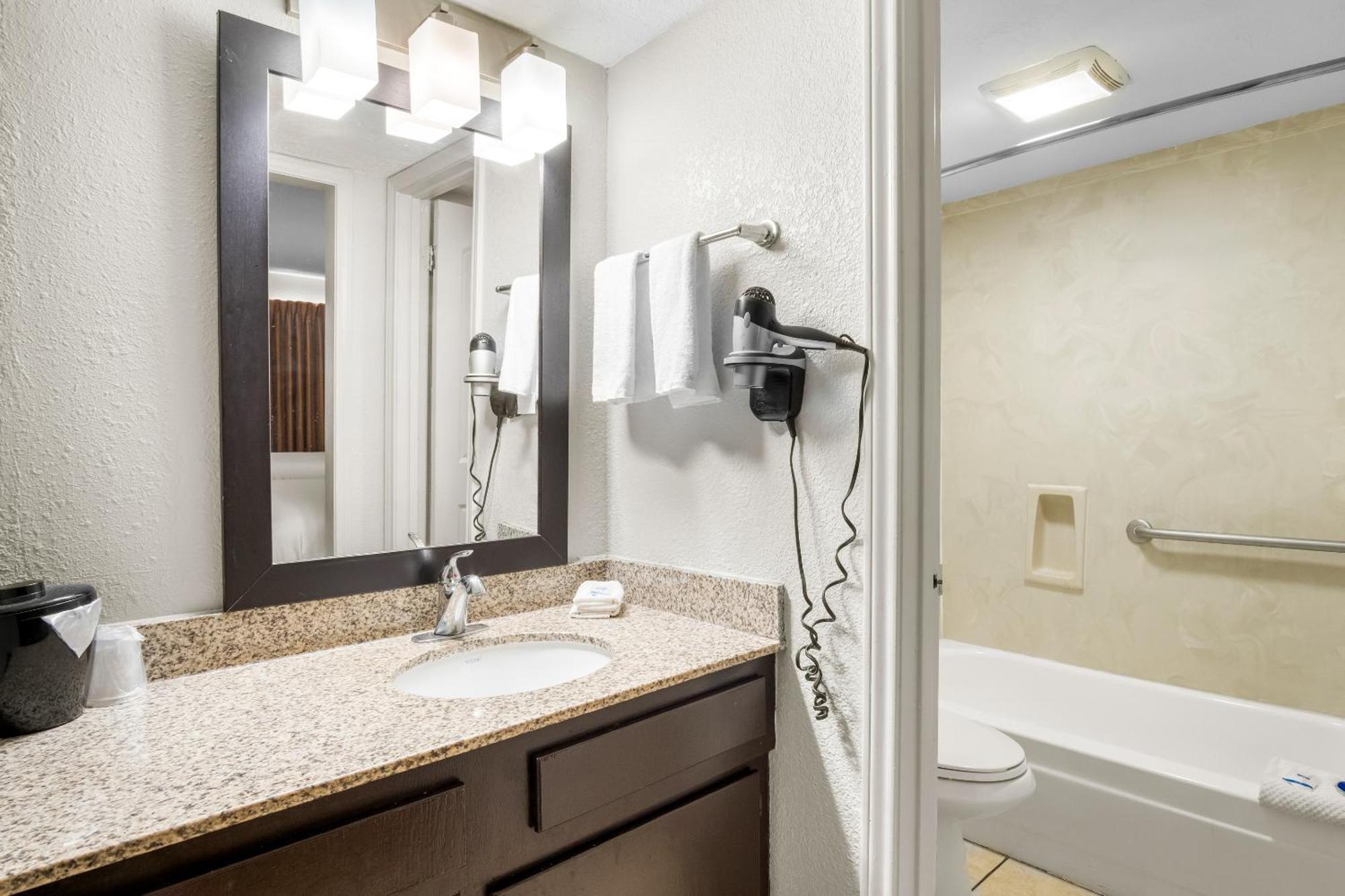 Rodeway Inn Waco Bagian luar foto